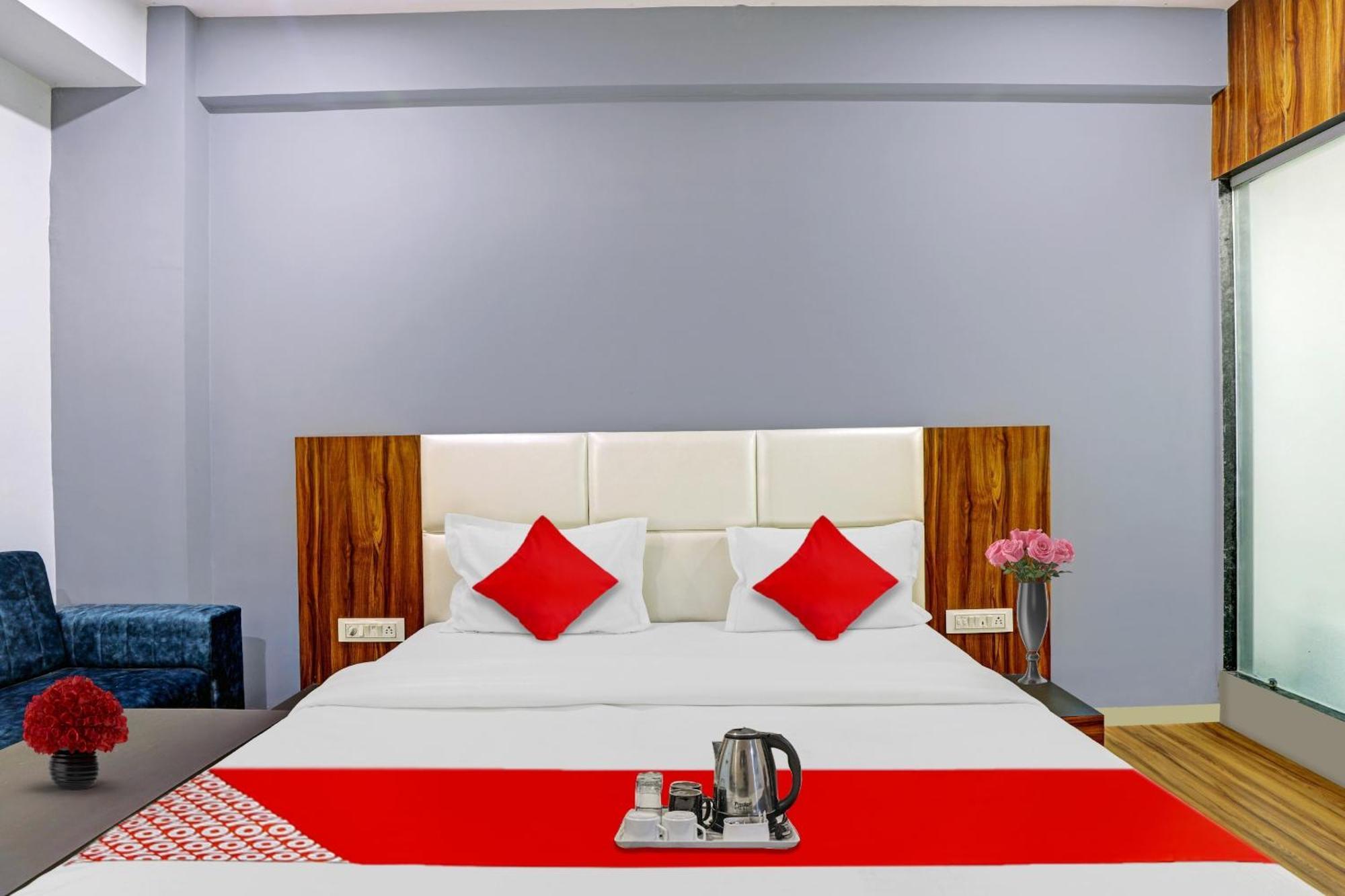Hotel O Max Surat Esterno foto