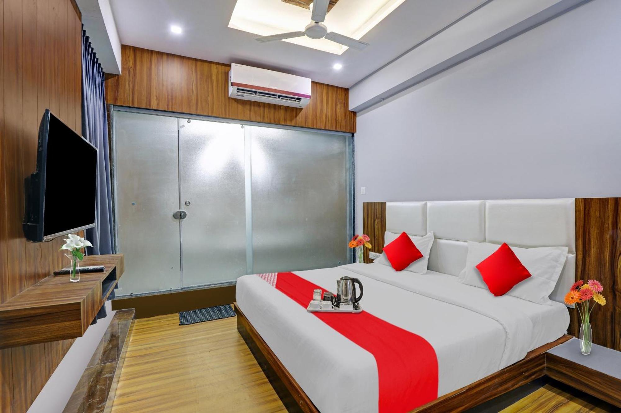 Hotel O Max Surat Esterno foto
