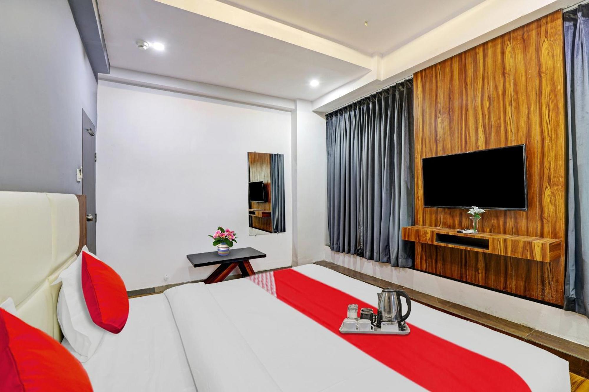 Hotel O Max Surat Esterno foto