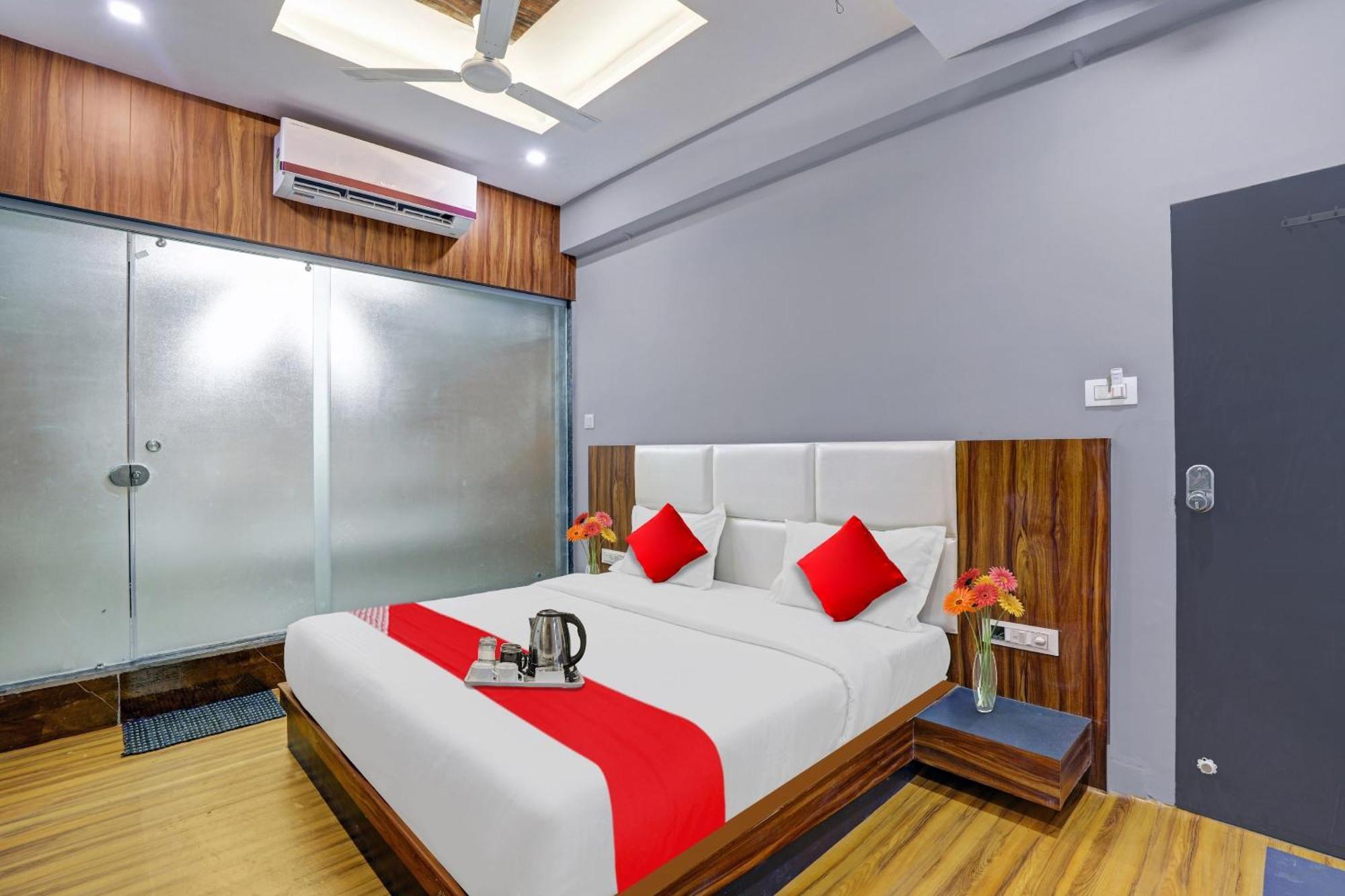 Hotel O Max Surat Esterno foto