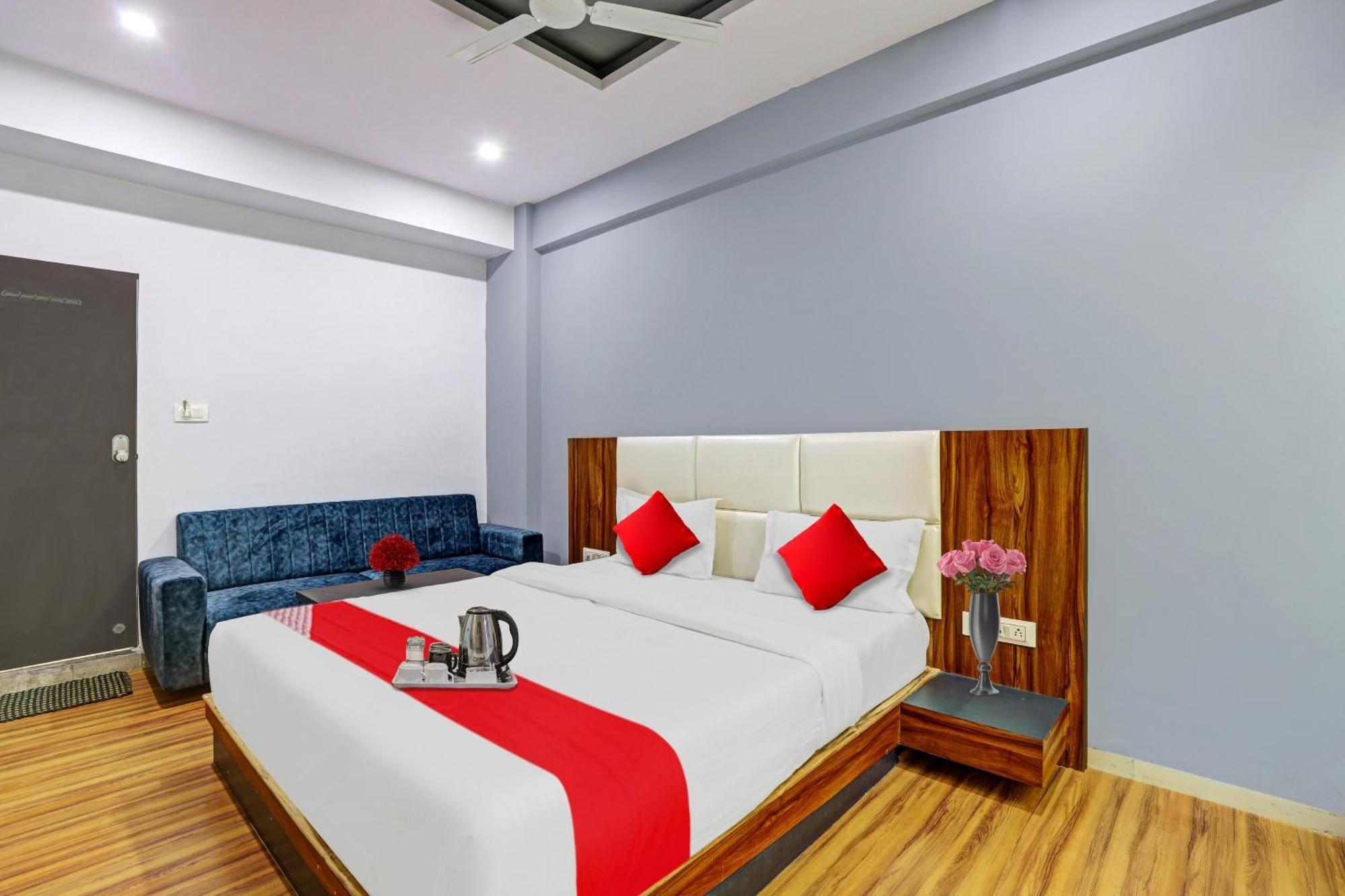 Hotel O Max Surat Esterno foto