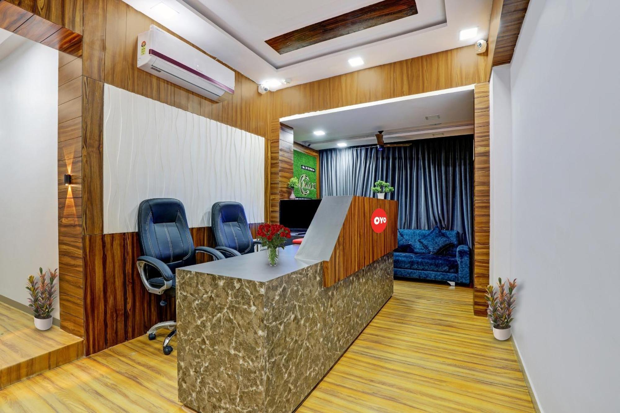 Hotel O Max Surat Esterno foto