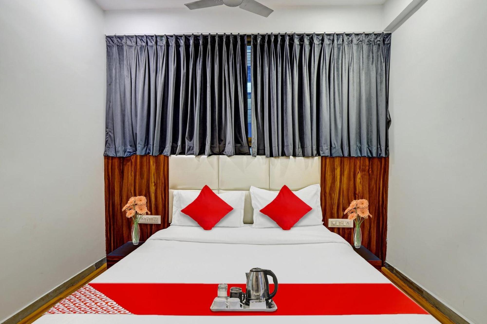 Hotel O Max Surat Esterno foto