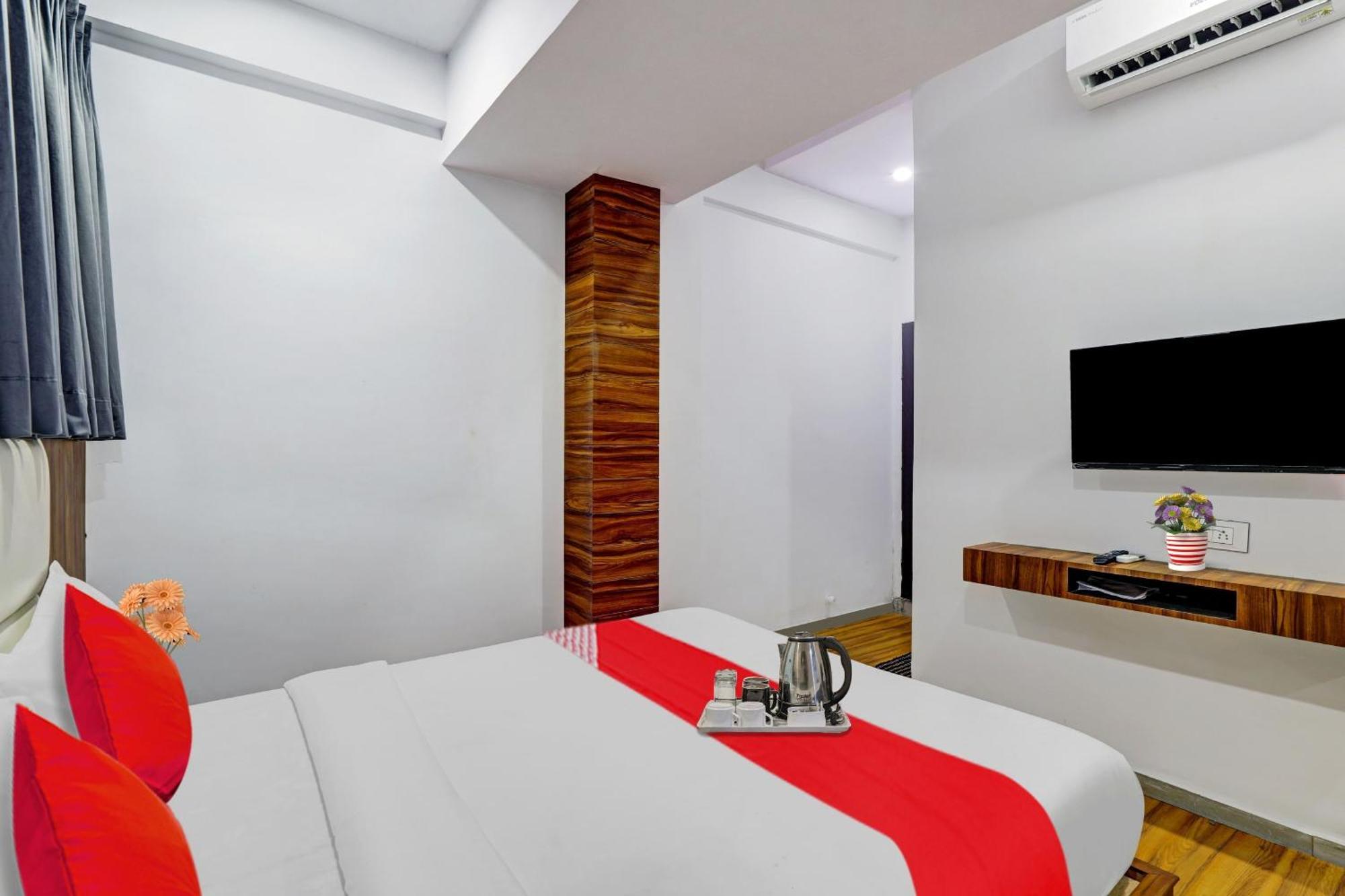 Hotel O Max Surat Esterno foto