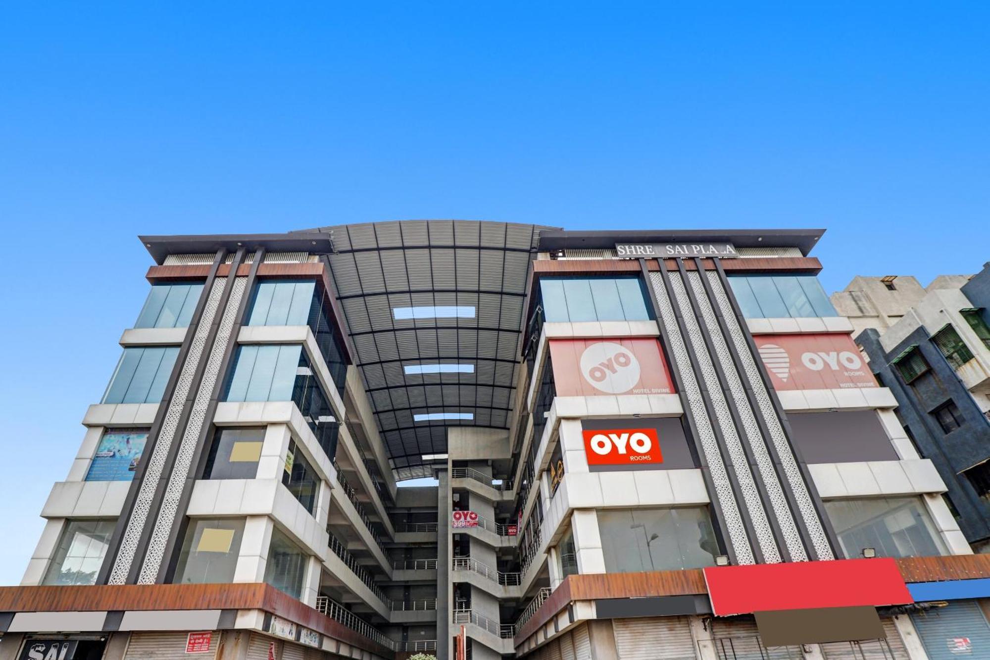 Hotel O Max Surat Esterno foto